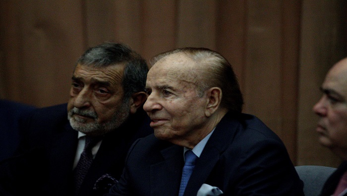 El expresidente, Carlos Menem (centro), y el exministro de economía, Domingo Cavallo, evadirán nuevamente una condena impuesta por la Justicia argentina.