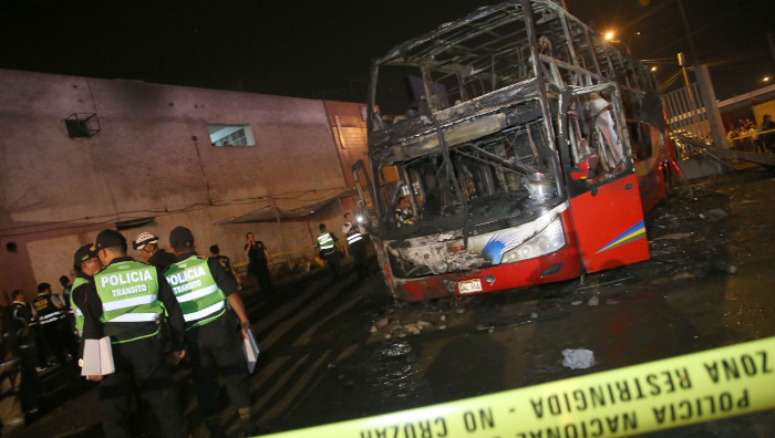 20 personas murieron este domingo al incendiarse un autobús en Lima, Perú.