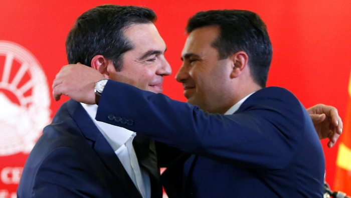 Alexis Tsipras fue recibido por homólogo normacedonio Zoran Zaev quien lo llamó 