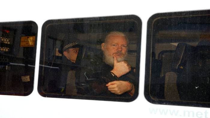 Personalidades internacionales califican como estrangulamiento a la libertad de expresión tras el arresto de Assange.
