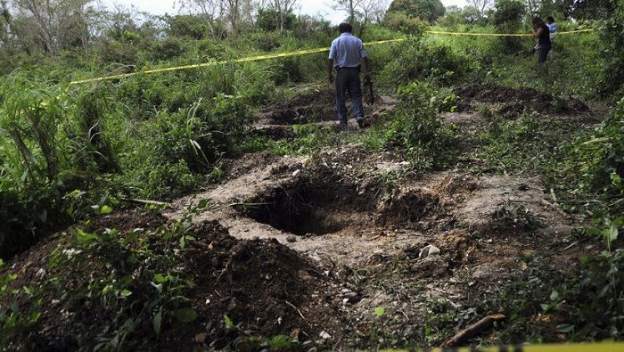 La Comisión Nacional de Derechos Humanos de México reveló que entre 2007 y 2016 se encontraron 1.143 fosas clandestinas de las que se extrajeron unos 3.230 cadáveres.