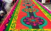 La alfombra del Paseo de la Sexta es una expresión de las tradiciones culturales y religiosas de la Semana Santa.
