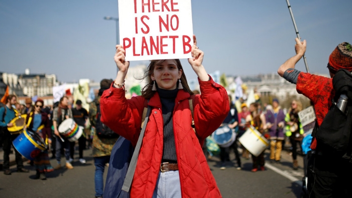  Los activistas reclaman políticas para reducir a cero en 2025 las emisiones de carbono causantes del efecto invernadero.