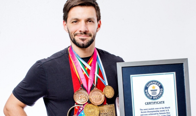 A través de sus redes sociales, Díaz hizo gala de sus galardones, así como también de la placa que lo acredita para estar entre los récords mundiales del deporte.