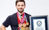 A través de sus redes sociales, Díaz hizo gala de sus galardones, así como también de la placa que lo acredita para estar entre los récords mundiales del deporte.
