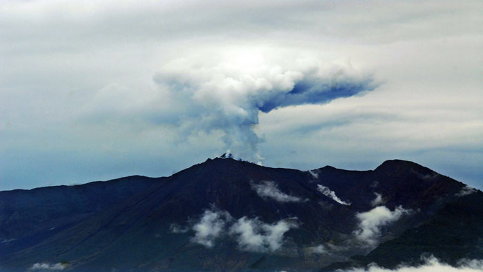 El actual proceso de erupción del volcán inició en 2002 y ha presentado diversas explosiones, emisiones de gases y cenizas, lava y lahares.