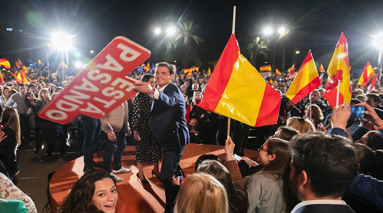 Albert Rivera de Ciudadanos cerró su campaña electoral en Valencia apostando al fin del bipartidismo en el país.
