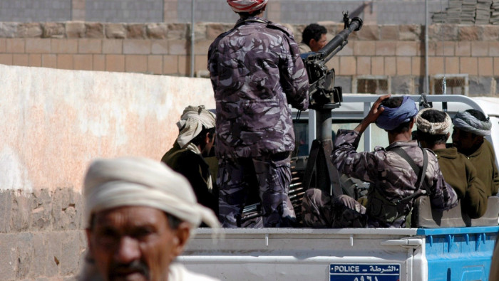 Un avión de la coalición árabe atacó dos vehículos en Yemen y dejó un saldo de siete muertos.