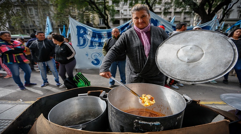 Asistentes a la manifestación de calle decidieron hacer entrega de platos de sopa como medida paliativa al alza de precios de la cesta básica en la República argentina. 