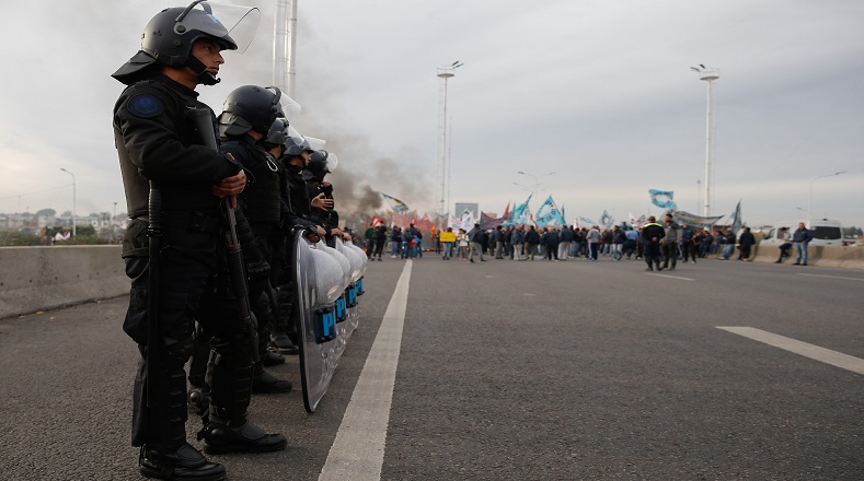 La fuerza policial estuvo presente en la concentración que se llevó a cabo en la Plaza de Mayo, de la capital argentina, Buenos Aires. Este acto inició a las 13H00 (Hora local), en el que se hizo un despliegue de declaraciones de los diferentes dirigentes sindicales en la entidad porteña. 
