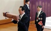 En una ceremonia llamada "Kenji to Shokei no gi",  el emperador heredó los tesoros imperiales.