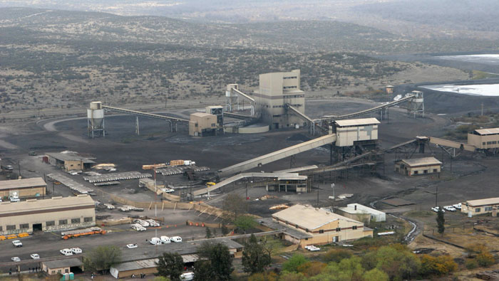 Una explosión ocurrida el 19 de febrero de 2006 en la mina ocho de la Unidad Pasta de Conchos de Industrial Minera México dejó 65 trabajadores atrapados.