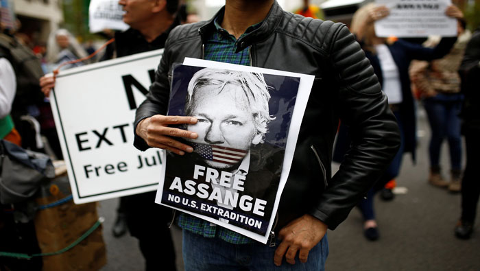 Cientos de personas se concentraron en las afueras de la Corte de Magistrados de Westminster en Londres para exigir la libertad de Assange