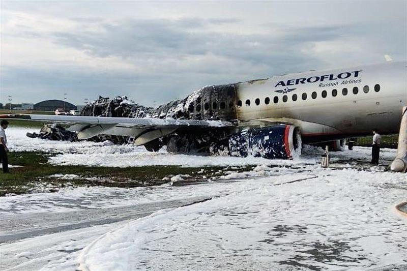 El avión, con un total de 78 pasajeros, tuvo que realizar un aterrizaje de emergencia luego que tras el efecto de un rayo se incendiarán los motores