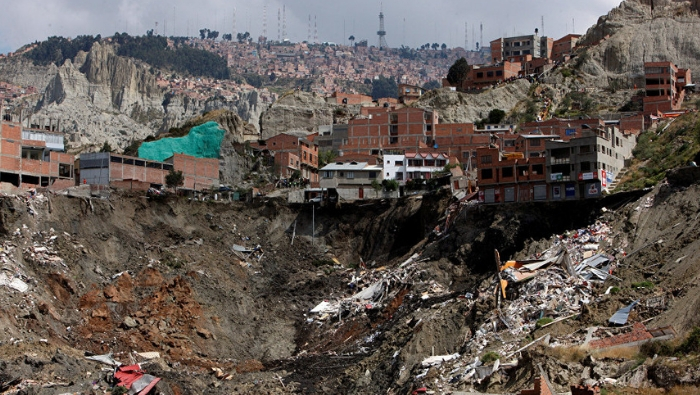 Los deslizamientos de tierra en la zona sur de La Paz dejaron 164 viviendas afectadas, de las cuales 68 colapsaron.