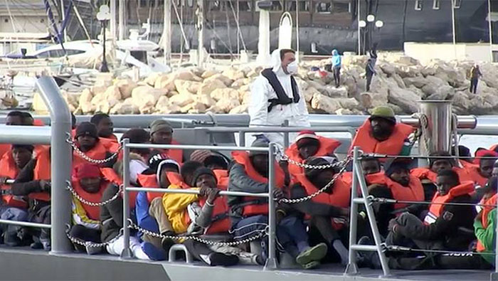 Los migrantes de origen africano, entre los que se contaba un bebé y seis mujeres, fueron trasladados a una base naval donde se encuentran recibiendo asistencia médica.