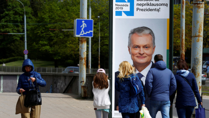 Los lituanos escogen entre nueve candidatos al nuevo presidente del país.