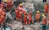 Socorristas trabajaban este jueves para rescatar personas atrapadas en edificio colapsado en Shangái, China.