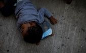 Niño migrante guatemalteco muere por neumonía en EE.UU. En la imagen un menor descansa en Tapachula, México.