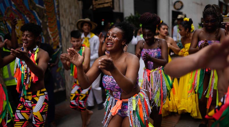 Los ancestros afroamericanos han dejado importantes tradiciones y costumbres en la nación suramericana, mismas que continúan y llenan las calles del país este día.