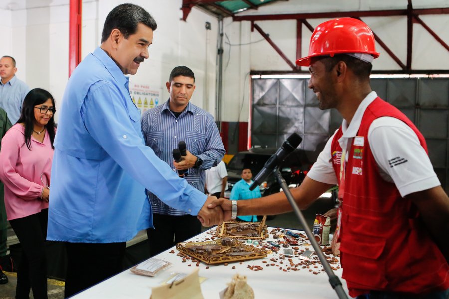 El presidente Nicolás Maduro hizo una alocución desde una almacenadora de cacao en el oeste de la capital.