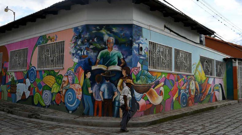 Con más de 100 murales, esta localidad es un atractivo turístico para quienes ya lo han convertido en una tradición cultural, considerada por algunos como regeneradora y reivindicativa.