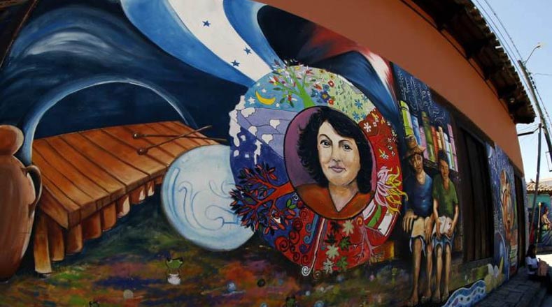 Una de las personalidades emblemáticas presentes en estas obras artísticas es la líder y activista medioambiental Berta Cáceres, quien fue asesinada en su casa en 2016.