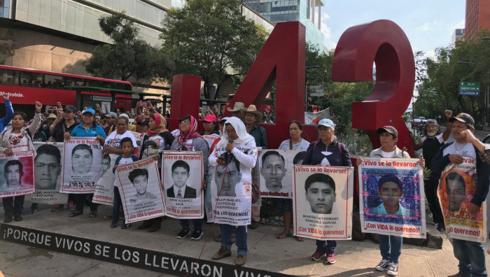 Los padres de los estudiantes de Ayotzinapa piden que el ejército mexicano difunda información que posee.