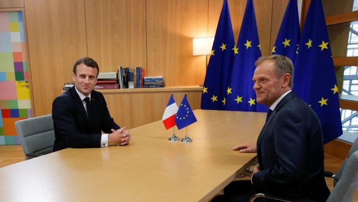 El presidente francés, Emmanuel Macron,  junto al presidente del Consejo Europeo, Donald Tusk, antes de una cumbre de líderes de la Unión Europea en Bruselas, Bélgica.