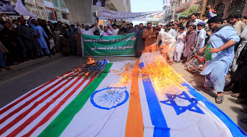 Los manifestantes iraníes se dieron cita en las principales calles de ese país coreando lemas como: "Recuperaremos Jerusalén", "Jerusalén es la eterna capital de Palestina", "No al acuerdo del siglo" y "muerte a Israel", "muerte a EE.UU.", quemando así las banderas de ambas naciones. 