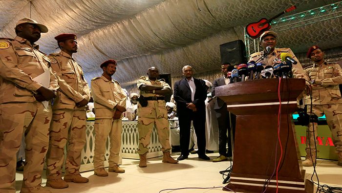 Militares sudaneses anunciaron que traspasaran el poder al vencedor de las elecciones generales en un periodo de 24 meses.