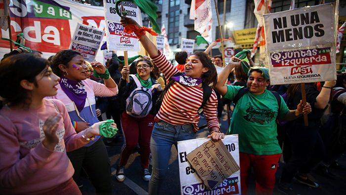 Miles de mujeres salieron a marchar en Argentina contra la violencia de género.