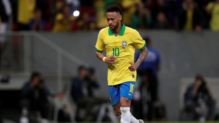 Neymar se dobló el tobillo en un balón disputado con el catarí Assim Madibo, durante el partido amistoso.