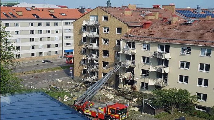 La onda expansiva de la explosión matutina generó destrozos en la zona residencial, rompiendo ventanas y estructuras de los apartamentos.