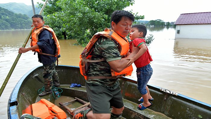 Rescastistas chinos evacuan las aldeas azotadas por las inundaciones.