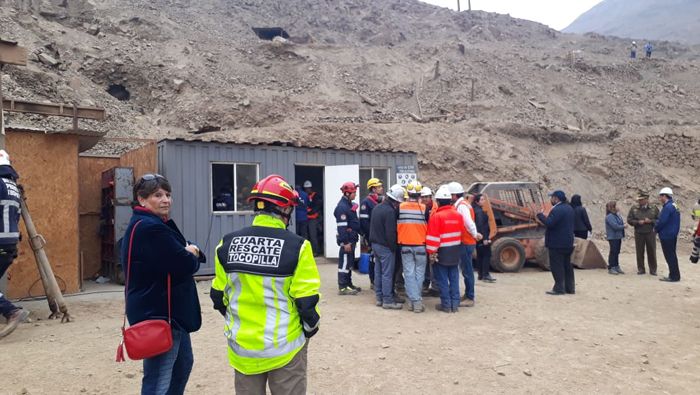 Las autoridades chilenas reiteraron que en el lugar del suceso se encuentran funcionarios del Sernageomin, así como los equipos de rescate.
