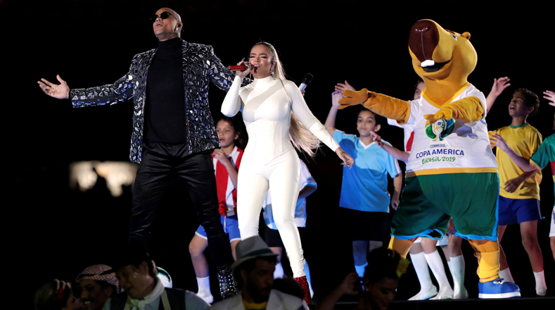 La cantante colombiana Karol G y el artista brasileño Léo Santana entonaron las letras del tema oficial de la Copa América 2019, "Vibra continente".
