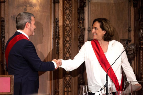 El candidato a la alcaldía de Barcelona por el PSC Jaume Collboni saluda a la alcaldesa Ada Colau.