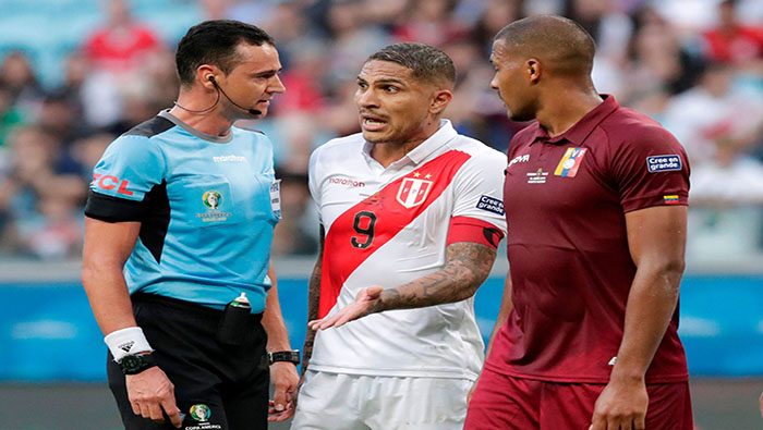 Pese a que las intervenciones del VAR fueron acertadas, los jugadores peruanos cuestionaron el arbitraje.