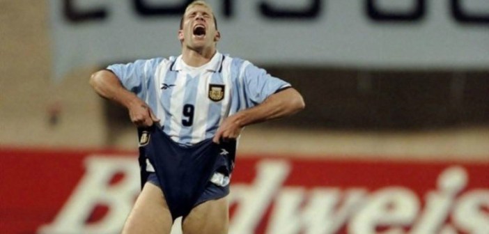 En la edición de 1999, el jugador argentino Martín Palermo erró tres penas máximas en un partido.