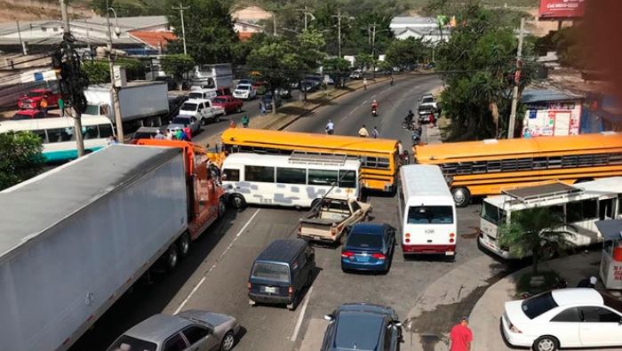 El Gobierno hondureño envió una comisión para que se desplace a El Durazno para dialogar con los transportistas con el fin de evitar el desabastecimiento de combustible.