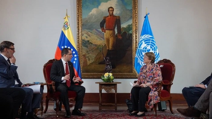 Michelle Bachelet fue recibida por el canciller de Venezuela, Jorge Arreaza.