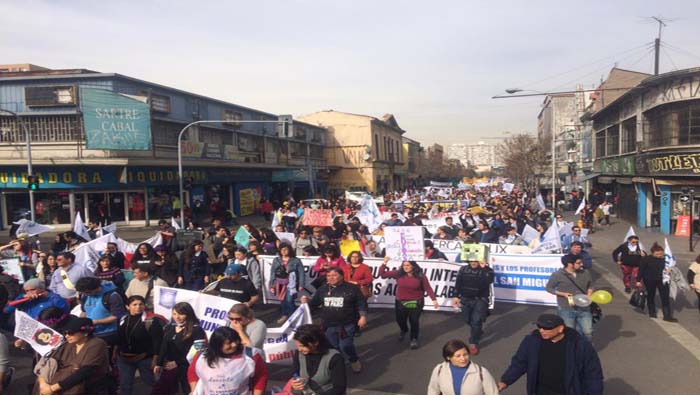 Profesores marcharon pacíficamente por calles de la capital para protestar en medio de paro nacional que suma tres semanas en Chile.