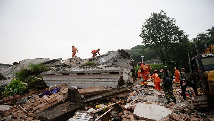 Rescatistas chinas evalúan la situación de las casas tras el sismo del pasado lunes en Sichuan.