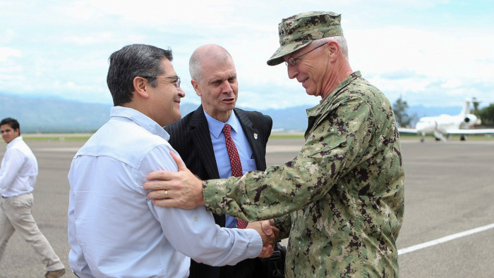 El jefe del Comando Sur de EE.UU. Craig Faller, saluda al presidente hondureño Juan Orlando Hernández.