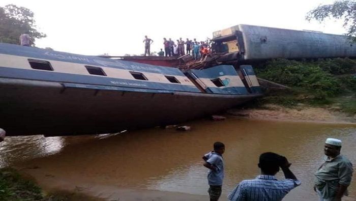De acuerdo con las autoridades, enviaron un tren de reserva para los pasajeros que quedaron en el lugar del accidente.