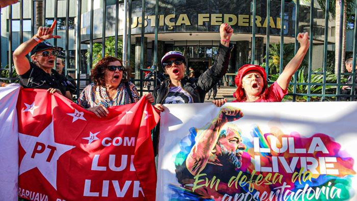 Decenas de personas se han concentrado frente a la sede de la Justicia Federal y de la Policía de Curitiba para expresar su respaldo a Lula.