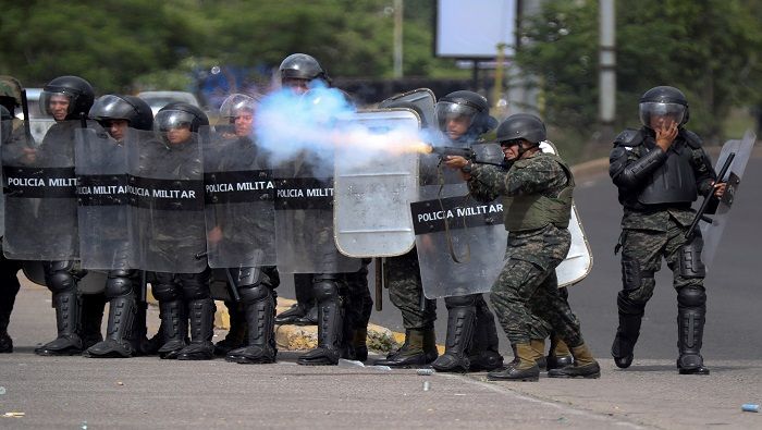 Estudiantes denuncian que funcionarios hondureños han arremetido en su contra con armas de fuego.