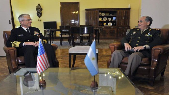 El jefe del Comando Sur se reúne con altos mandos militares argentinos