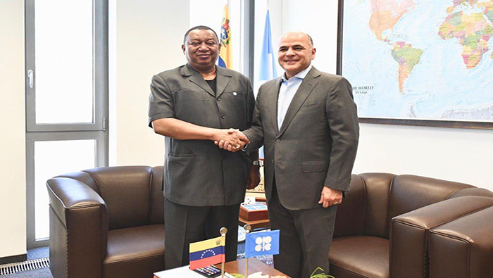 El ministro venezolano del Petróleo, Manuel Quevedo, sostiene reuniones preliminares con el secretario general de la OPEP, Mohammad Barkindo.